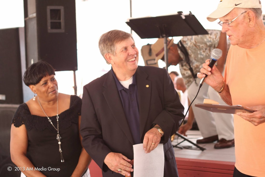 Lefty Driesell accepting the keys to the city of Crisfield from Mayor P.J. Purnell at the 2013 Crab and Cruise